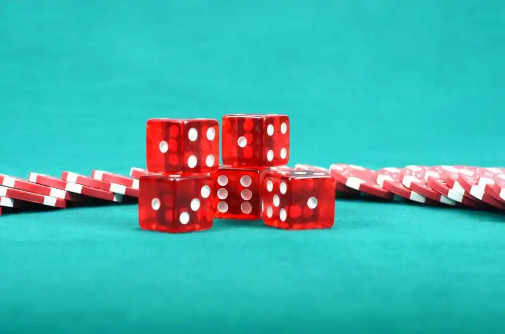 Tampilan meja Casino Hold'em live dealer di kerajitu dengan kartu dan chip